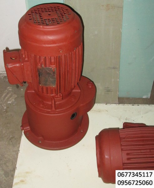 Мотор редуктор планетарный  ,фланцевый , редукция 1 к 30, электродвигатель 1,5 квт 1410 об\мин , 220\380 вольт , класс защиты IP-45 , на выходном валу 45 об\мин, оптимальное применение бетоносмесители, растворосмесители , маслопресс , гранулятор кормов, вальцы.
Компрессор поршневой ГП-0,15/10 модели 1136-В2 производства Бежецкого завода – позволяет создавать максимальное давление воздуха 10 кгс/см2, производительность 150 л/мин, мощность электродвигателя 1,5 кВт. 3000 об\мин.
